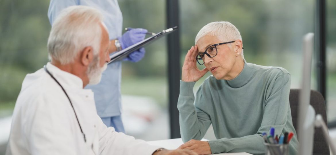 Consulto medico con una paziente, assetto ormonale femminile — BioLab
