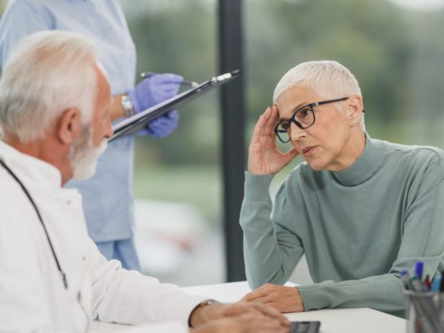 Consulto medico con una paziente, assetto ormonale femminile — BioLab