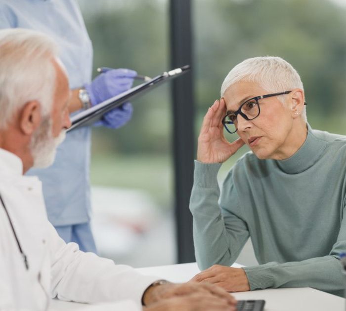 Consulto medico con una paziente, assetto ormonale femminile — BioLab