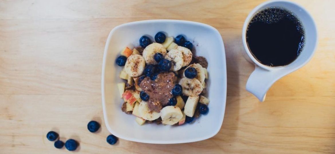 Colazione sana con frutta e caffè, check-up di rientro — BioLab Capurso