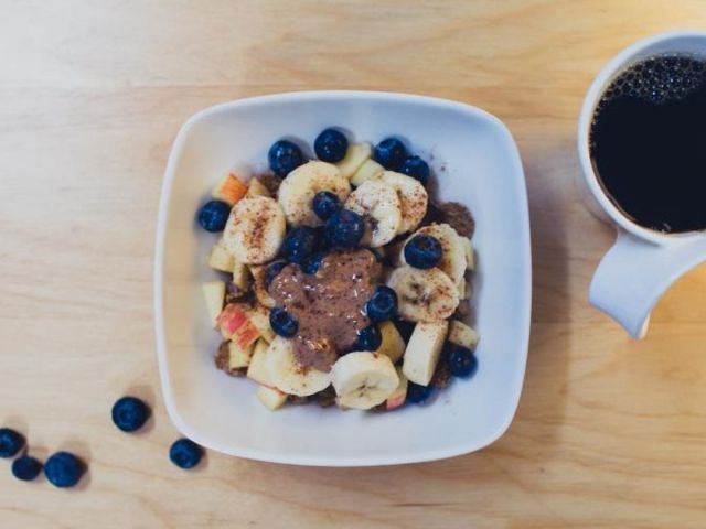 Colazione sana con frutta e caffè, check-up di rientro — BioLab Capurso